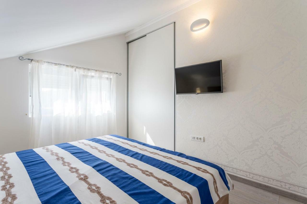 House Luce With Pool Apartment Čisla Exterior foto