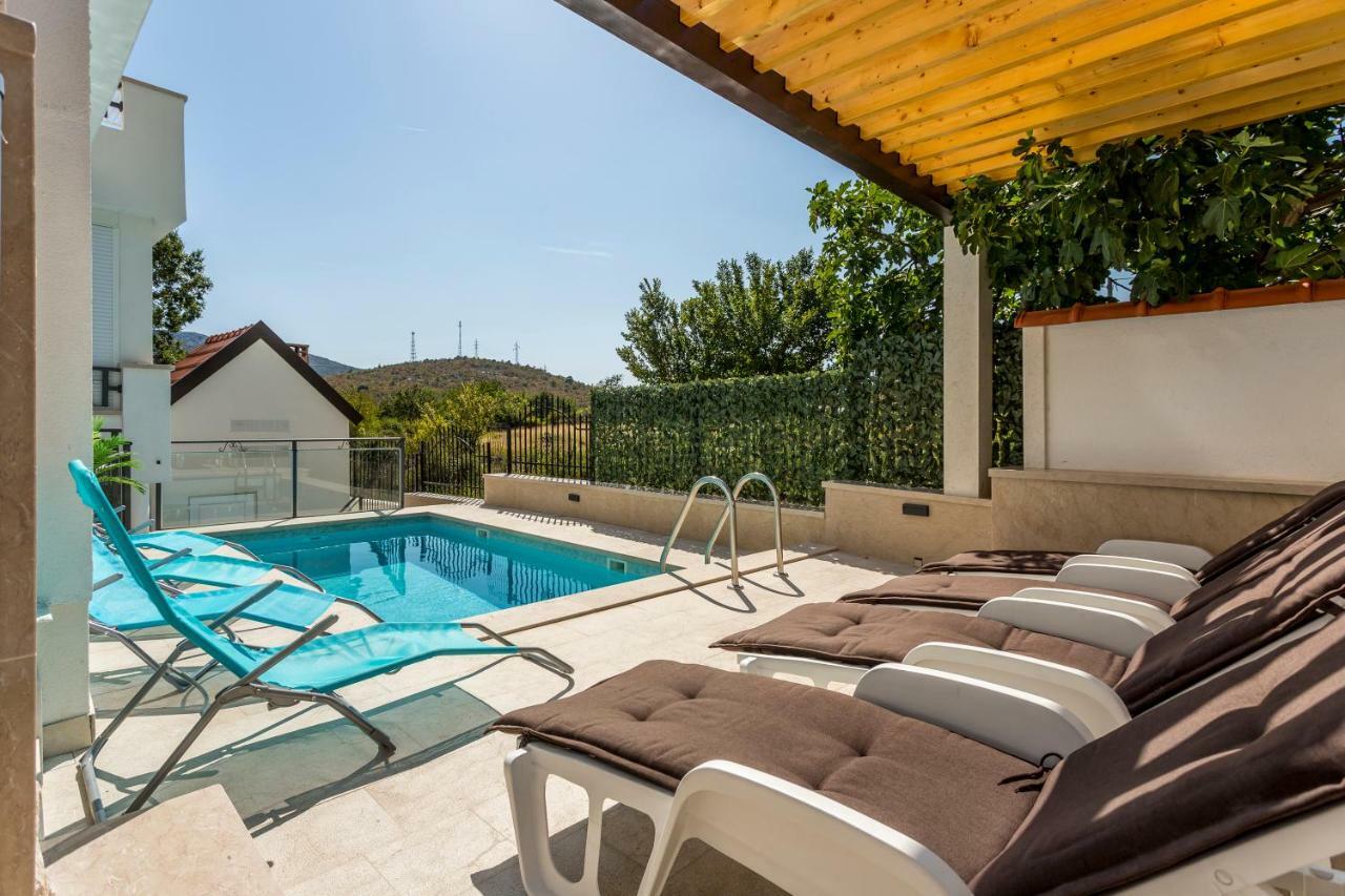 House Luce With Pool Apartment Čisla Exterior foto