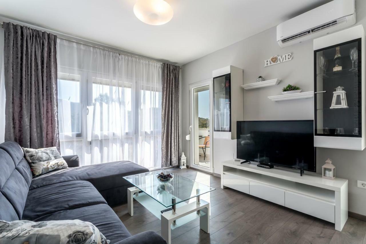 House Luce With Pool Apartment Čisla Exterior foto